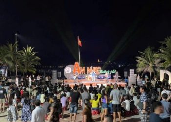 ÂM NHẠC ĐƯỜNG PHỐ: BÙNG NỔ VỚI ĐÊM NHẠC ROCK BÊN BỜ BIỂN
