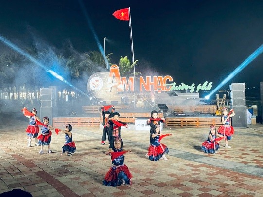 SẮC MÀU ÂM NHẠC ĐƯỜNG PHỐ BÊN BỜ BIỂN ĐÀ NẴNG