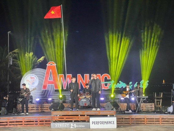 SẮC MÀU ÂM NHẠC ĐƯỜNG PHỐ BÊN BỜ BIỂN ĐÀ NẴNG