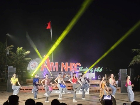 SẮC MÀU ÂM NHẠC ĐƯỜNG PHỐ BÊN BỜ BIỂN ĐÀ NẴNG