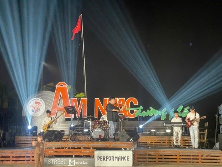 SẮC MÀU ÂM NHẠC ĐƯỜNG PHỐ BÊN BỜ BIỂN ĐÀ NẴNG