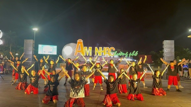 ÂM NHẠC ĐƯỜNG PHỐ TẠI QUẢNG TRƯỜNG 24/3, PHƯỜNG BÀN THẠCH