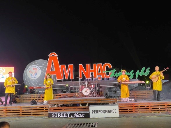 ÂM NHẠC ĐƯỜNG PHỐ TẠI QUẢNG TRƯỜNG 24/3, PHƯỜNG BÀN THẠCH