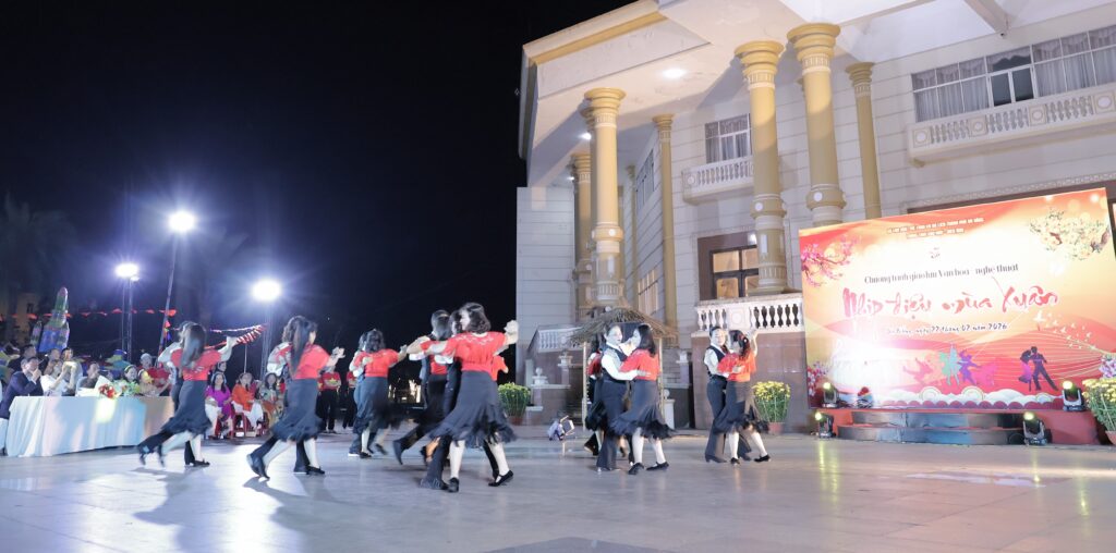 Trung tâm Văn hóa – Điện ảnh tổ chức Chương trình giao lưu nghệ thuật “Nhịp điệu mùa xuân”.