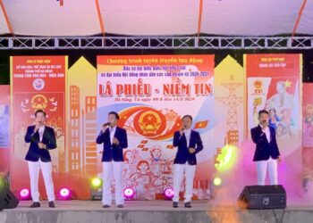 Trung tâm Văn hóa – Điện ảnh thành phố Đà Nẵng tổ chức chương trình tuyên truyền lưu động với chủ đề: “Lá phiếu – Niềm tin” tại xã Trà Tập.