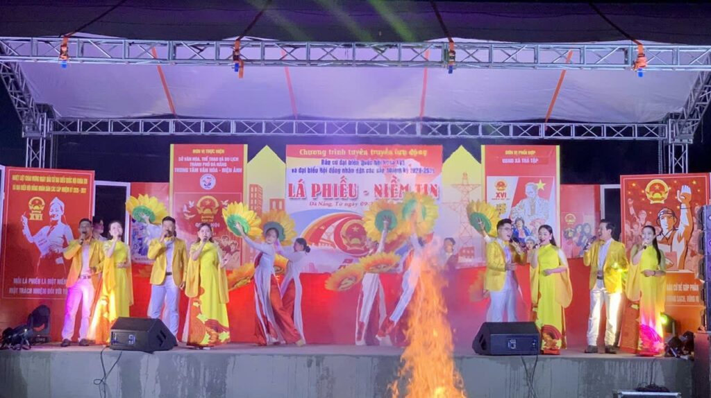 Trung tâm Văn hóa – Điện ảnh thành phố Đà Nẵng tổ chức chương trình tuyên truyền lưu động với chủ đề: “Lá phiếu – Niềm tin” tại xã Trà Tập.