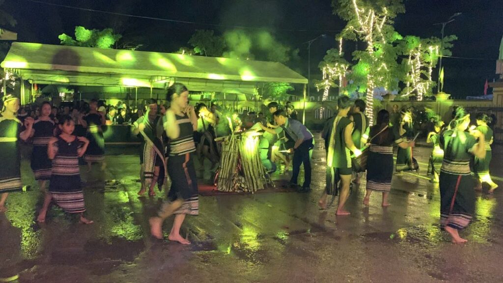 Trung tâm Văn hóa – Điện ảnh thành phố Đà Nẵng tổ chức chương trình tuyên truyền lưu động với chủ đề: “Lá phiếu – Niềm tin” tại xã Trà Tập.