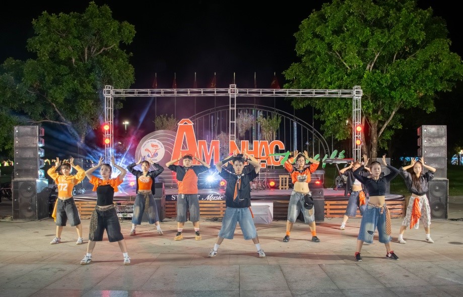 ÂM NHẠC ĐƯỜNG PHỐ TẠI TUYẾN PHỐ ĐI BỘ PHƯỜNG BÀN THẠCH