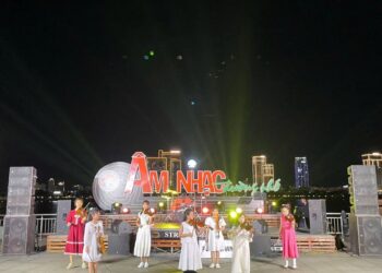 KHI SÔNG HÀN VỀ ĐÊM HÒA NHỊP CÙNG ÂM NHẠC ĐƯỜNG PHỐ