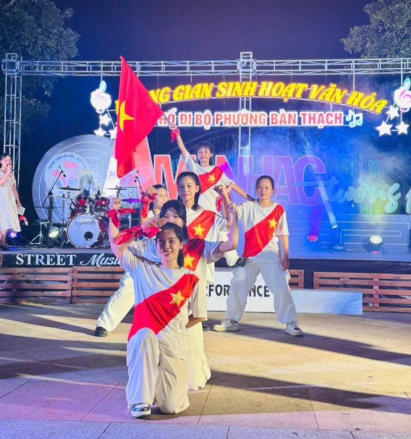 SÔI NỔI CHƯƠNG TRÌNH ÂM NHẠC ĐƯỜNG PHỐ CHÀO MỪNG KỶ NIỆM 81 NĂM CÁCH MẠNG THÁNG TÁM VÀ QUỐC KHÁNH 2/9