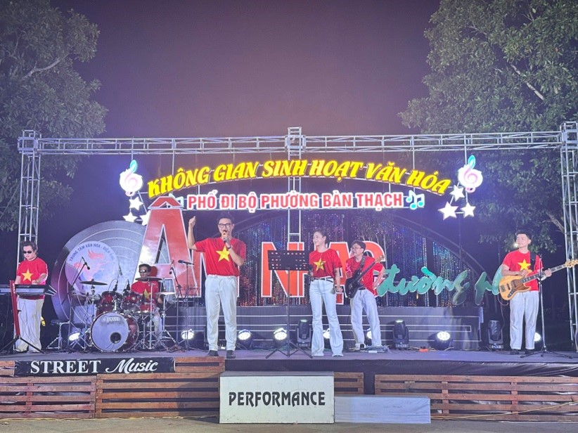SÔI NỔI CHƯƠNG TRÌNH ÂM NHẠC ĐƯỜNG PHỐ CHÀO MỪNG KỶ NIỆM 81 NĂM CÁCH MẠNG THÁNG TÁM VÀ QUỐC KHÁNH 2/9